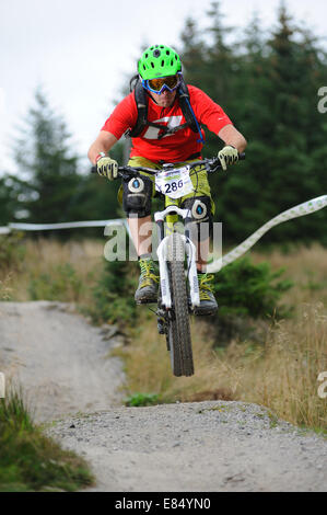 Pilota prendendo parte a una Enduro gara di MTB Foto Stock