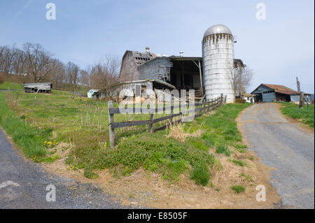 Vecchio silo e fienile vicino McGaheysville, Virginia, Stati Uniti d'America. Foto Stock