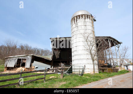 Vecchio silo e fienile vicino McGaheysville, Virginia, Stati Uniti d'America. Foto Stock