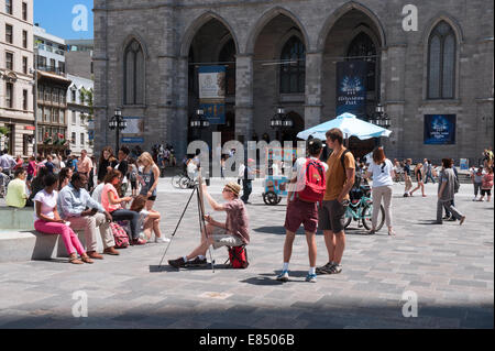 Artista disegno sulla posizione sulla Place d'Armes nella vecchia Montreal, provincia del Québec in Canada. Foto Stock