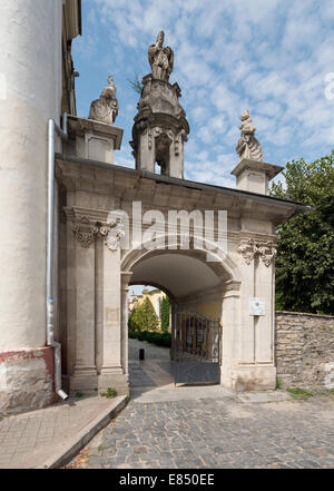 Porta della cattedrale dei santi Pietro e Paolo in Kamyanets-Podilsky (XVIII secolo). Arco Trionfale di Stanisław Agosto. Foto Stock