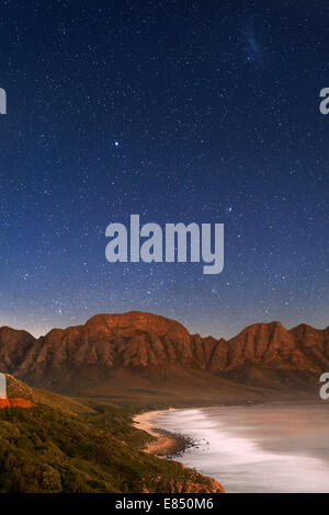 Vista del chiaro di luna di Kogel Bay vicino a Città del Capo in Sud Africa. Foto Stock