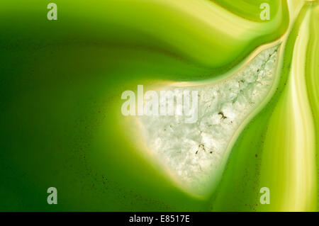 Strato sottile di agata verde, retroilluminato Foto Stock