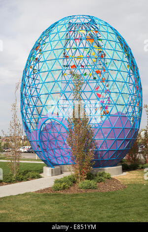 "Uovo - l unità delle diversità" scultura presso lo Zoo di Calgary ingresso mostra l unità e la diversità della vita sulla terra. Foto Stock