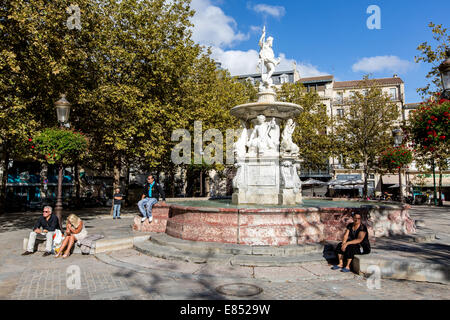 Fontana del Nettuno Place Carnot Carcassonne Aude, Languedoc-Roussillon, Francia Foto Stock