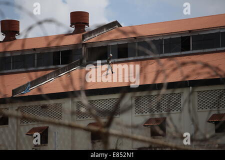 Città del Colon, Panama. Il 30 settembre, 2014. Un elemento di forze speciali protezioni durante un'azione nel Nueva Esperanza carcere, nella città di Colon, Panama, sul Sett. 30, 2014. I membri della Polizia Nazionale insieme ad altre agenzie di sicurezza condotto una ricerca in Nueva Esperanza carcere sequestro armi, i telefoni cellulari e la droga, secondo la stampa locale. Credito: Mauricio Valenzuela/Xinhua/Alamy Live News Foto Stock