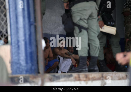 Città del Colon, Panama. Il 30 settembre, 2014. I detenuti sono custoditi durante un'azione nel Nueva Esperanza carcere, nella città di Colon, Panama, sul Sett. 30, 2014. I membri della Polizia Nazionale insieme ad altre agenzie di sicurezza condotto una ricerca in Nueva Esperanza carcere sequestro armi, i telefoni cellulari e la droga, secondo la stampa locale. Credito: Mauricio Valenzuela/Xinhua/Alamy Live News Foto Stock