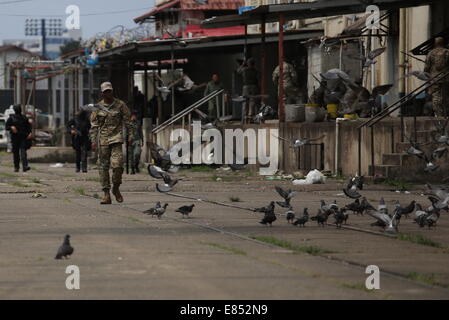 Città del Colon, Panama. Il 30 settembre, 2014. Elementi della polizia nazionale di prendere parte ad una azione in Nueva Esperanza carcere, nella città di Colon, Panama, sul Sett. 30, 2014. I membri della Polizia Nazionale insieme ad altre agenzie di sicurezza condotto una ricerca in Nueva Esperanza carcere sequestro armi, i telefoni cellulari e la droga, secondo la stampa locale. Credito: Mauricio Valenzuela/Xinhua/Alamy Live News Foto Stock