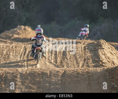 Giovane ragazzo in gara di motocross Foto Stock