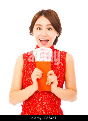 Felice donna asiatica in possesso di una busta rossa con denaro.felice anno nuovo cinese Foto Stock