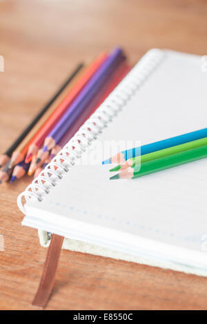 Matite colorate su spiral portatili e notebook ecocompatibile, stock photo Foto Stock