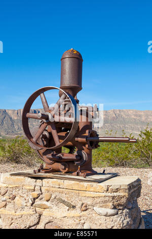 La vecchia pompa utilizzato nella coltivazione di cotone sul display a Castolon storico quartiere del Parco nazionale di Big Bend. Foto Stock