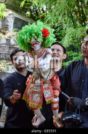 Il tradizionale spettacolo di marionette Thai Baan Silapin a Bangkok, in Thailandia Foto Stock