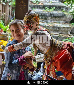 Il tradizionale spettacolo di marionette Thai Baan Silapin a Bangkok, in Thailandia Foto Stock