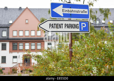 Heidelberg, Germania. Il 30 settembre, 2014. Le indicazioni stradali sono raffigurate a motivo dell'ex ospedale noi a Heidelberg, Germania, 30 settembre 2014. Decine di eventi culturali si svolgerà presso i giardini dell'ex ospedale tra il 03 e 05 ottobre 2014 come parte del festival di teatro "nato con gli Stati Uniti". Credito: dpa picture alliance/Alamy Live News Foto Stock