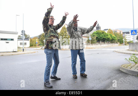 Heidelberg, Germania. Il 30 settembre, 2014. Vietnam Veterans Darnell Stephen estati (L) e Dave Blalock provate per il "nato con gli USA " festival presso il motivo dell'ex ospedale noi a Heidelberg, Germania, 30 settembre 2014. Decine di eventi culturali si svolgerà presso i giardini dell'ex ospedale tra il 03 e 05 ottobre 2014 come parte del festival di teatro "nato con gli Stati Uniti". Credito: dpa picture alliance/Alamy Live News Foto Stock