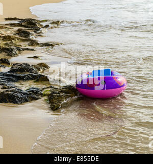 Un bambino di plastica gonfiabili galleggianti in barca gratuito su una spiaggia tropicale di St. Croix, U. S. Isole Vergini. Foto Stock