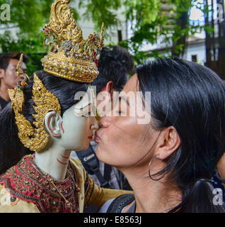 Il tradizionale spettacolo di marionette Thai Baan Silapin a Bangkok, in Thailandia Foto Stock