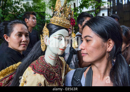 Il tradizionale spettacolo di marionette Thai Baan Silapin a Bangkok, in Thailandia Foto Stock