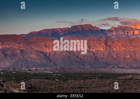 Il tramonto del villaggio di Boquillas in Boquillas Canyon con lo sfondo della Sierra del Carmen montagne del Messico. Foto Stock