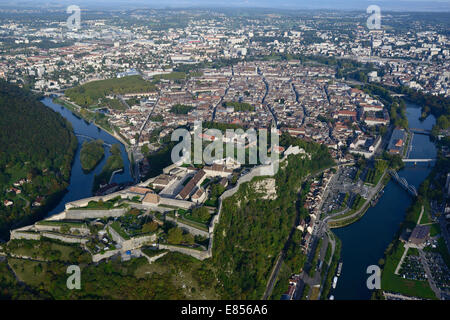 VISTA AEREA. Fortificazioni nella parte più stretta di un meandro sul fiume Doubs e si affaccia sulla città vecchia di Besancon. Francia. Foto Stock