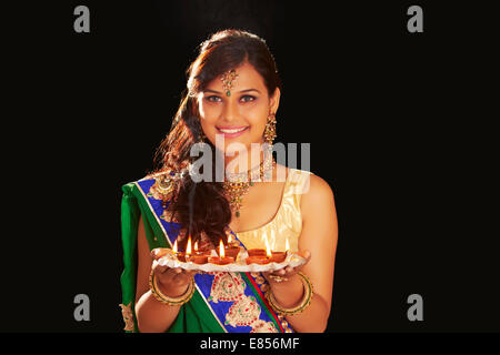 Indian ladies Diwali Festival diya thali Foto Stock