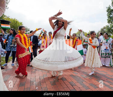 Donna indiana e le ragazze di eseguire Bhangra, un Punjabi folk dance Foto Stock