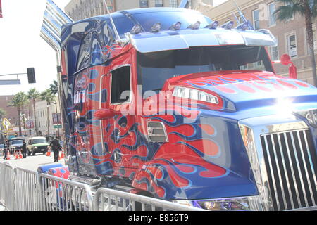 Hollywood, California, USA. Il 30 settembre, 2014. Trasformatore Optimus Prime mano/Cerimonia Footprint.TCL Chinese Theatre IMAX, Hollywood, CA. Credito: ZUMA Press, Inc./Alamy Live News Foto Stock