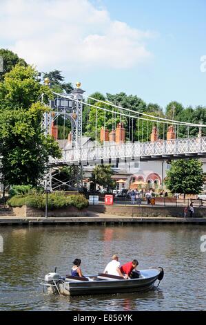 Fiume Dee sospensione ponte aka Queens Park sospensione ponte lungo il fiume Dee, Chester, Cheshire, Inghilterra, Regno Unito, Europa. Foto Stock