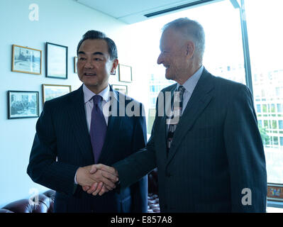 Washington, DC, Stati Uniti d'America. Il 30 settembre, 2014. Il ministro degli Affari Esteri cinese Wang Yi (L) soddisfa con ex U.S. National Security Advisor Zbigniew Brzezinski in Washington, DC, Stati Uniti sul Sett. 30, 2014. Credito: Bao Dandan/Xinhua/Alamy Live News Foto Stock