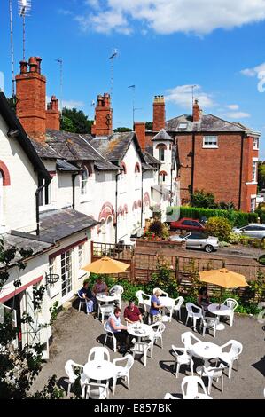 Vista in elevazione del case e le caffetterie lungo il fiume Dee terrapieno, Chester, Cheshire, Inghilterra, Regno Unito, Europa occidentale. Foto Stock