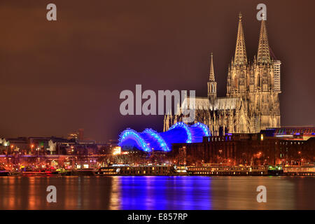 La cattedrale di Colonia con il "Colonia opera presso la Cattedrale' durante la notte, Reno nella parte anteriore, Colonia, nella Renania settentrionale-Vestfalia Foto Stock