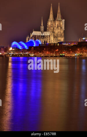 La cattedrale di Colonia con il "Colonia opera presso la Cattedrale' durante la notte, Reno nella parte anteriore, Colonia, nella Renania settentrionale-Vestfalia Foto Stock