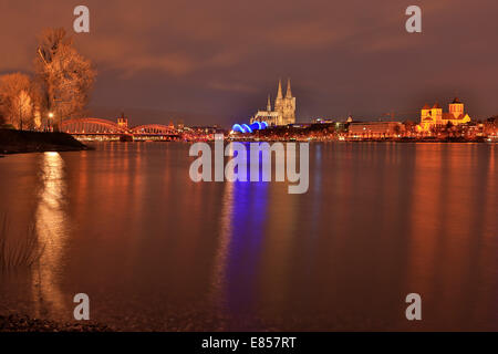 La cattedrale di Colonia con il "Colonia opera presso la Cattedrale' durante la notte, Reno nella parte anteriore, Colonia, nella Renania settentrionale-Vestfalia Foto Stock