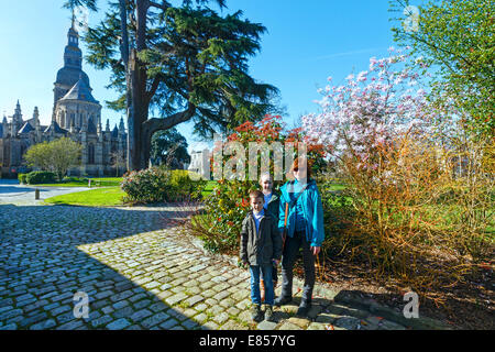 San Salvatore la Basilica, Dinan, Francia. Costruire intorno al 1120. La molla la vista della citta'. Foto Stock