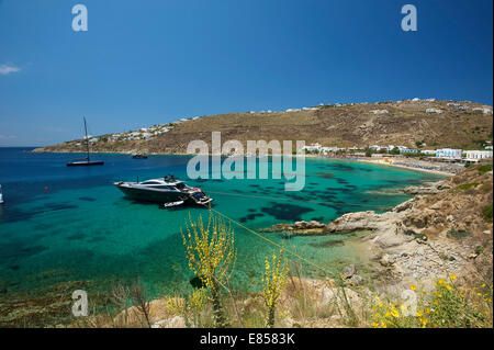 Barche off Platis Gialos, Mykonos, Cicladi Grecia Foto Stock