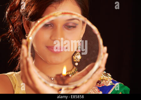 Indian ladies Karva Chauth pooja Foto Stock