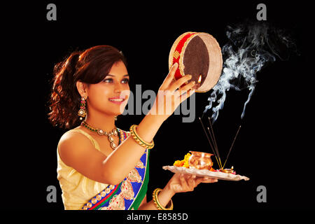 Indian ladies Karva Chauth pooja Foto Stock