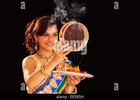 Indian ladies Karva Chauth pooja Foto Stock