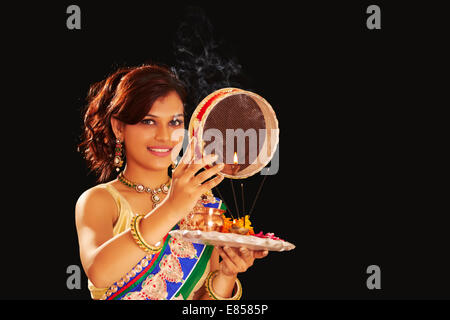 Indian ladies Karva Chauth pooja Foto Stock