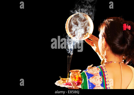 Indian ladies Karva Chauth pooja Foto Stock