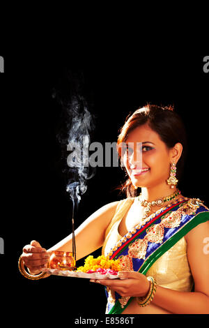 Indian ladies Diwali Festival pooja thali Foto Stock