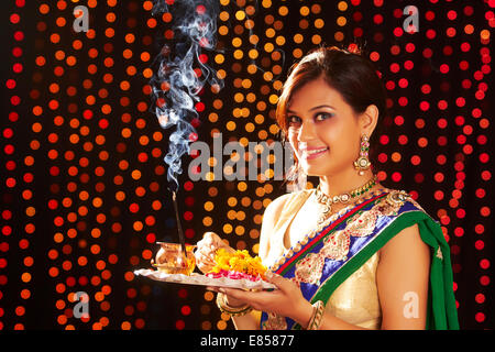 Indian ladies Diwali Festival pooja thali Foto Stock