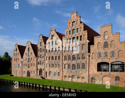 I magazzini del sale a Holstentor, Holsten Gate, Lubecca, Schleswig-Holstein, Germania Foto Stock