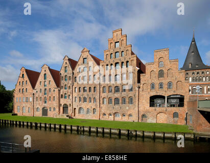 I magazzini del sale a Holstentor, Holsten Gate, Lubecca, Schleswig-Holstein, Germania Foto Stock