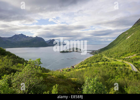 Vista sul villaggio di pescatori di Husøy, sull'isola di Senja, Troms, Norvegia Foto Stock