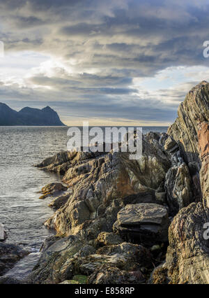 Strutture di roccia sulla costa vicino a Husøy, Senja Isola, Troms, Norvegia Foto Stock