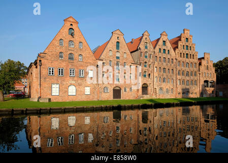 I magazzini del sale a Holstentor, Holsten Gate, Lubecca, Schleswig-Holstein, Germania Foto Stock