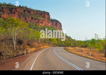 Road, scogliere rosse, Territorio del Nord, l'Australia Foto Stock