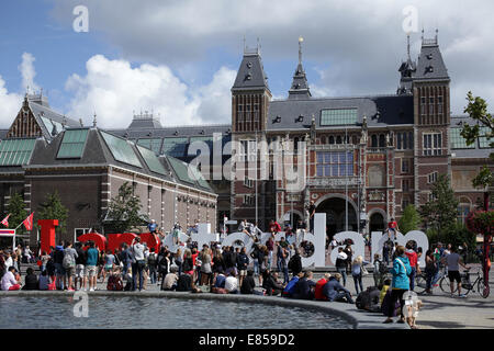 Turisti e il mio segno di amsterdam di fronte al Rijksmuseum Paesi bassi.io amo amsterdam Foto Stock